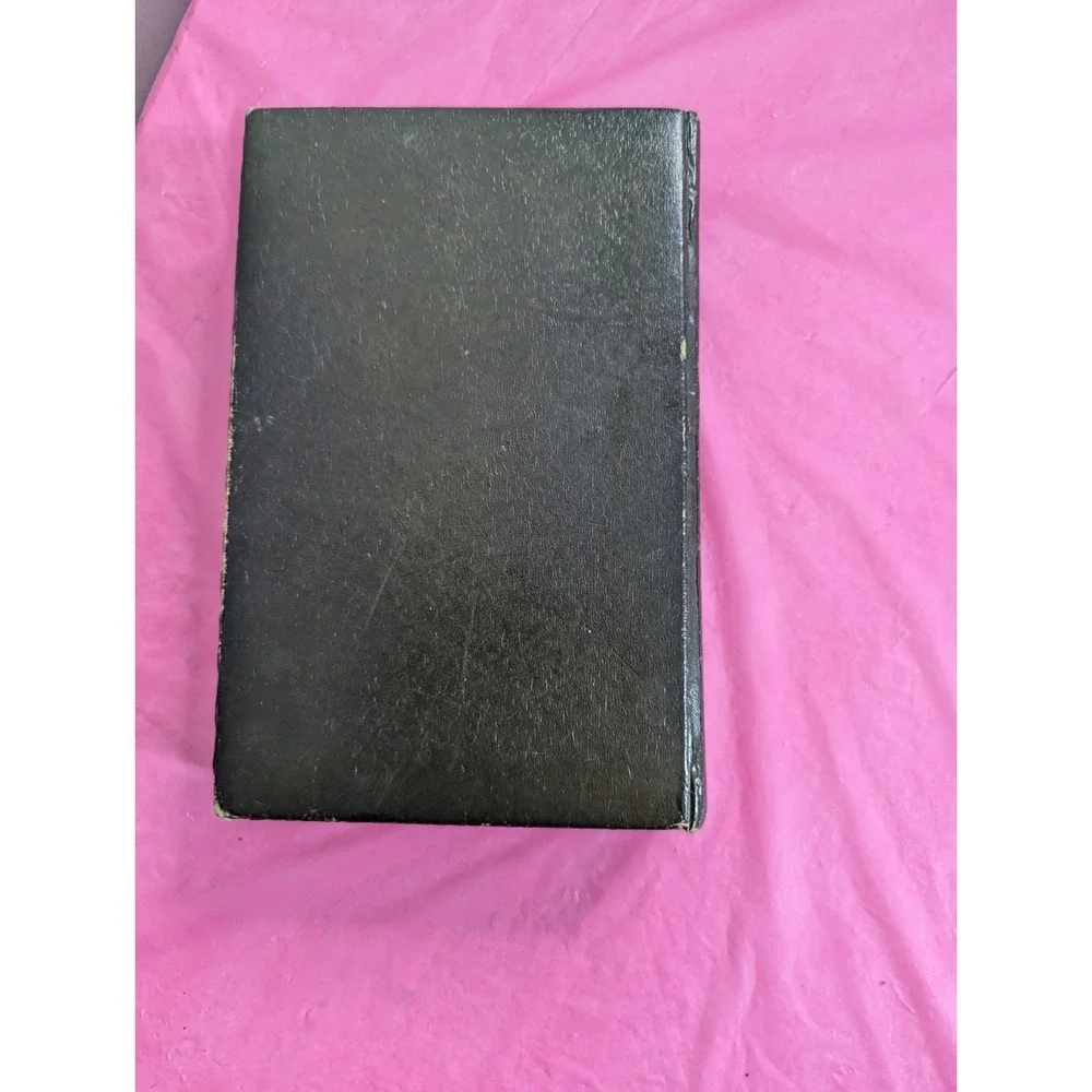 Vintage 1973 THE Living Bible Paraphrased leather like cover‎